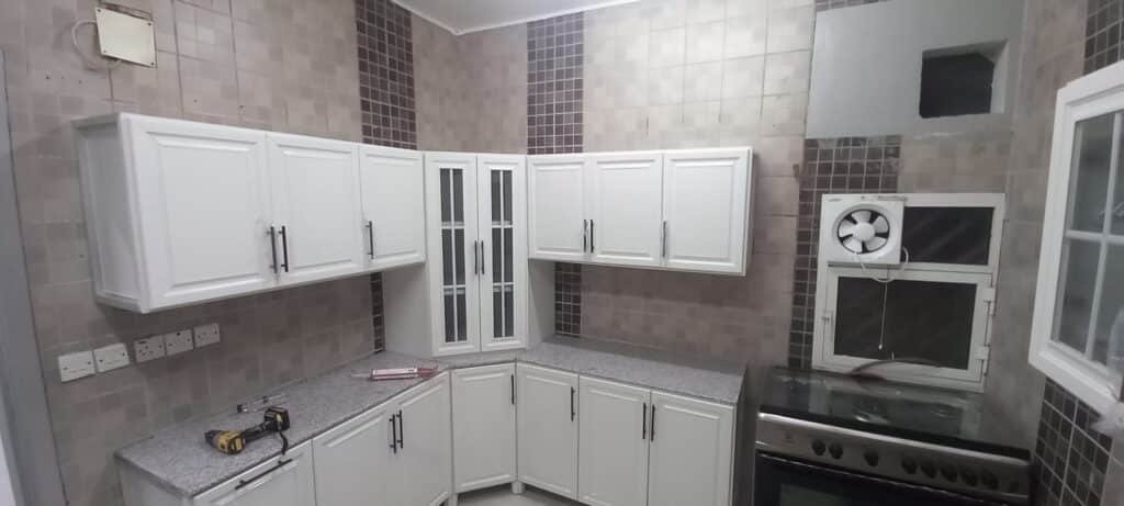 خبير يقوم بفحص وتقييم أطقم كنب وأثاث مستعمل داخل معرض واسع في الكويت