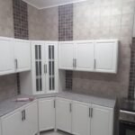 خبير يقوم بفحص وتقييم أطقم كنب وأثاث مستعمل داخل معرض واسع في الكويت